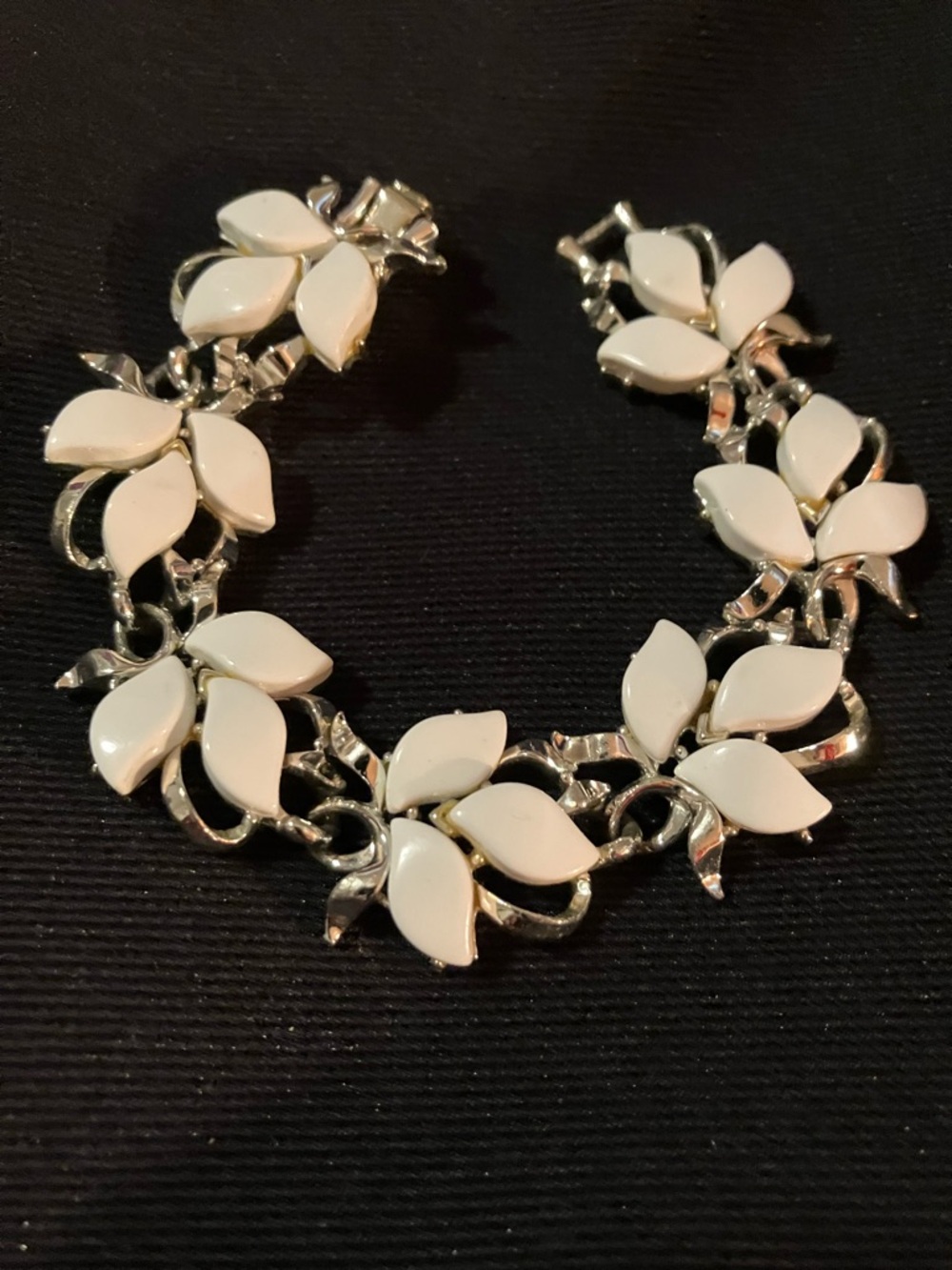 New Gorgeous White Leaf Link Bracelet   Unique and Beautiful